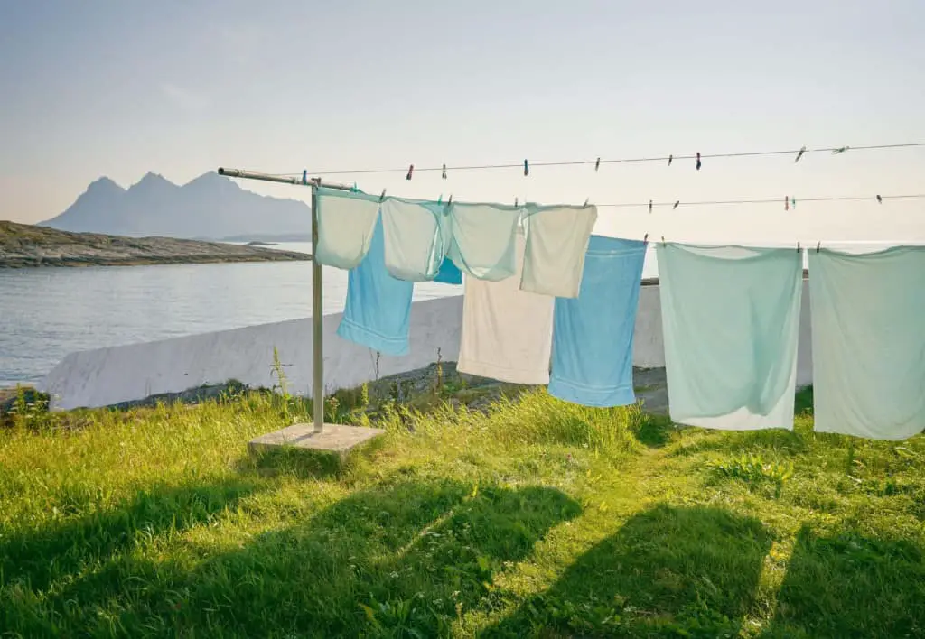 How long does it take to air dry clothes outside