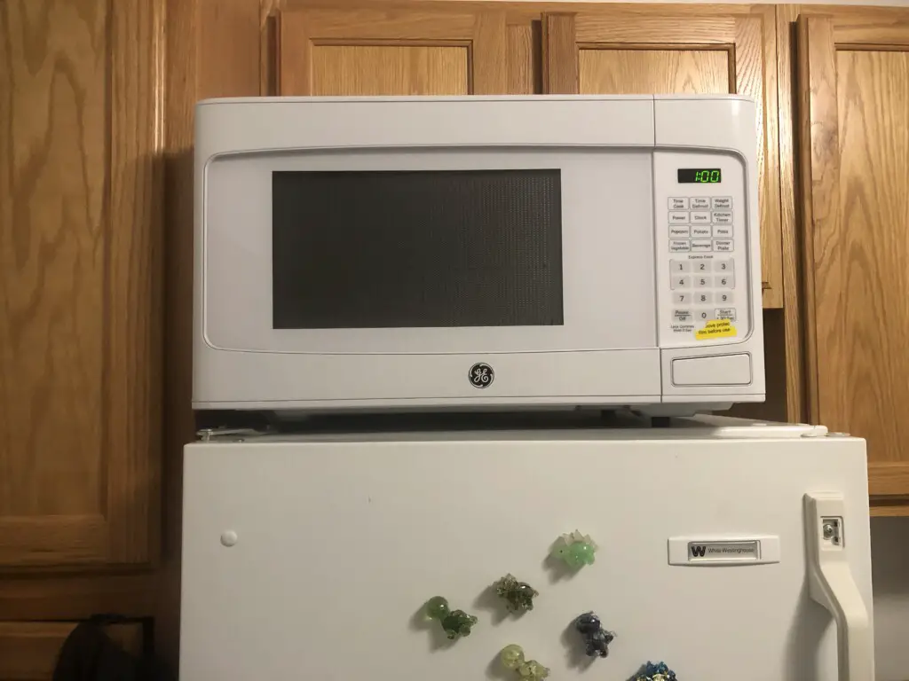 can you put a microwave on a fridge